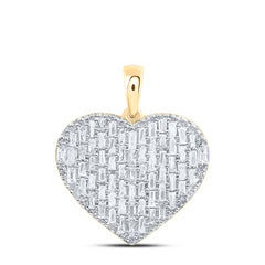 Colgante de corazón con diamantes de talla baguette de 10 quilates