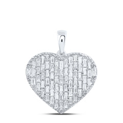 Colgante de corazón con diamantes de talla baguette de 10 quilates