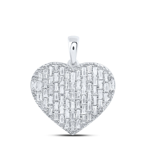 Colgante de corazón con diamantes de talla baguette de 10 quilates