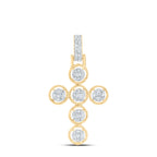 Colgante de cruz con diamantes redondos y de talla baguette de 10 quilates